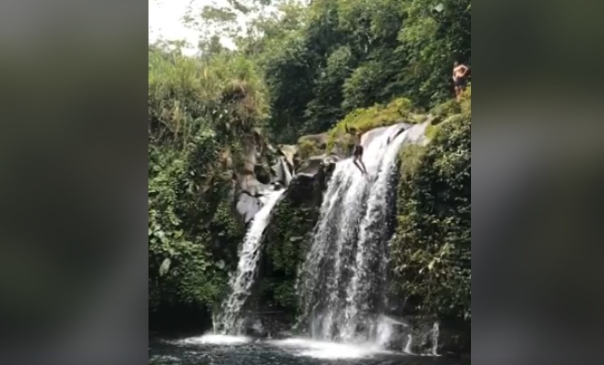 Curug Kembar, beralamatkan di Dusun Dua Kemutug Lor RT 05:03, Baturaden. Curug atau air terjun ini menyuguhkan suasana asri nan comfy khas pedesaan di kaki Gunung Slamet.