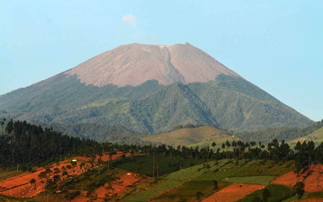 Gunung Slamet terlihat dari wilayah Brebes beberapa waktu lalu. Gunung Slamet memiliki potensi panas bumi yang kini akan dikembangkan. Foto : L Darmawan/Mongabay Indonesia