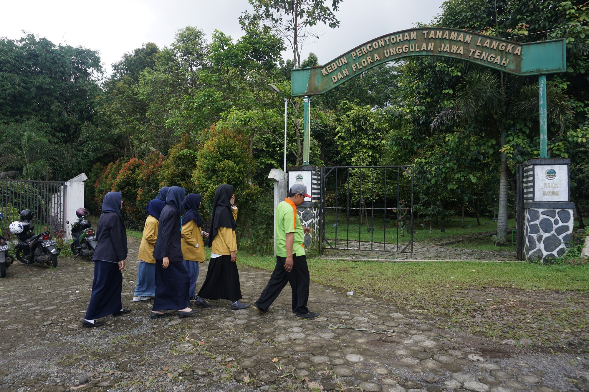 Sejumlah mahasiswi mengunjungi Taman Keanekaragaman Hayati di Desa Kemutug Lor, Baturraden, Banyumas